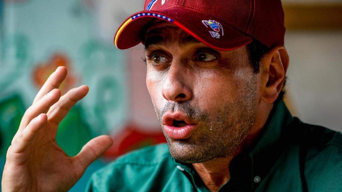 El gobernador del estado Miranda y líder de la oposición, Henrique Capriles, gesticula mientras habla durante una entrevista con la AFP en Higuerote, 117 km al este de Caracas el 26 de agosto de 2016.