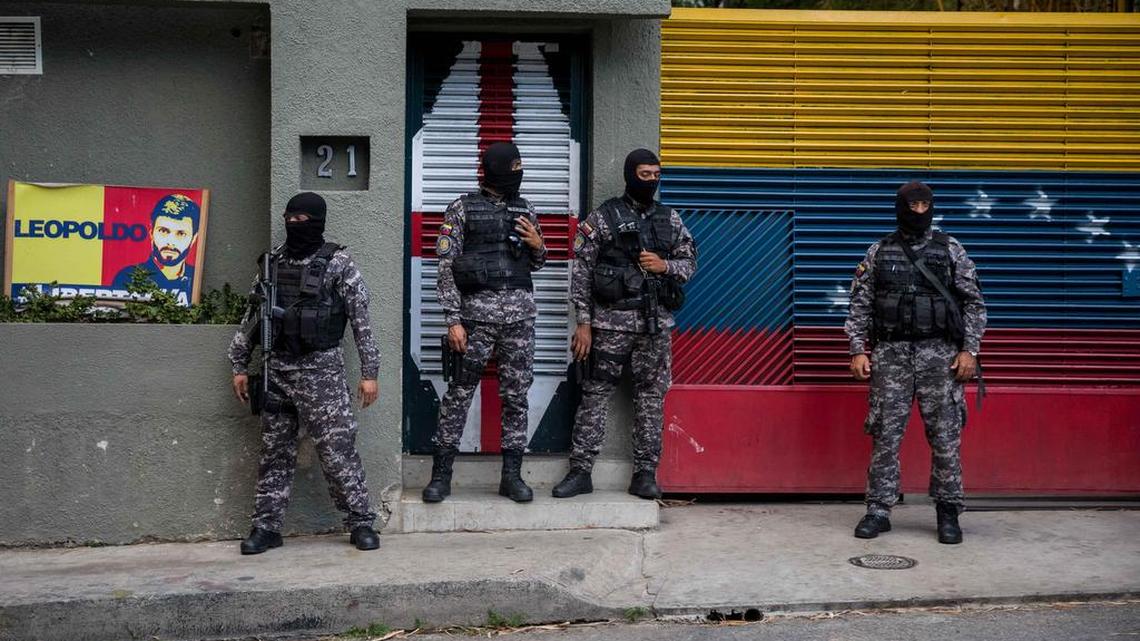 Efectivos del servicio de inteligencia (Sebin) custodian las inmediaciones de la residencia del político venezolano en arresto domiciliario Leopoldo López, el jueves 1 de marzo del 2018, en Caracas (Venezuela).
