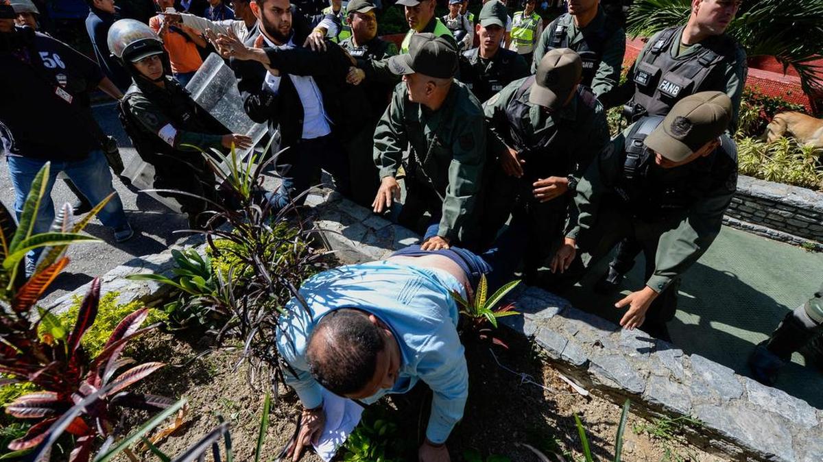 El diputado opositor venezolano Juan Requesens denunció el lunes ante el Ministerio Público (MP, Fiscalía) a un grupo de militares que, según dijo, lo agredieron a él y a otros legisladores el jueves pasado cuando fueron a manifestarse a la sede del Consejo Nacional Electoral (CNE), en Caracas.