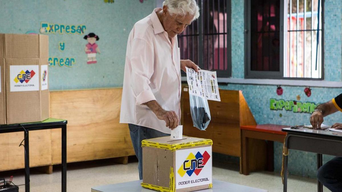 Un ciudadano ejerce su derecho al voto en un centro de votación el domingo 15 de octubre de 2017, en Caracas, Venezuela. Los venezolanos están llamados a participar en la elección de 23 gobernadores.
