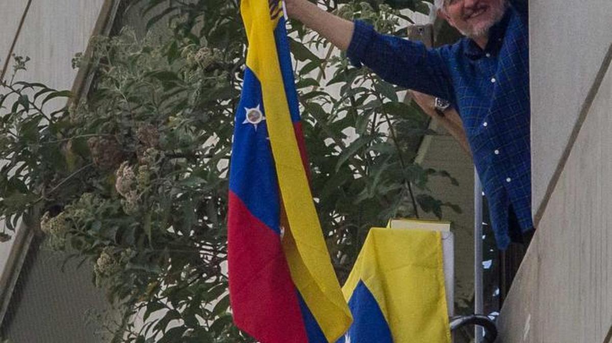 El alcalde metropolitano de Caracas, Antonio Ledezma, saluda a un grupo de simpatizantes durante una sesión especial del Parlamento venezolano el domingo 19 de febrero de 2017, en la ciudad de Caracas (Venezuela).