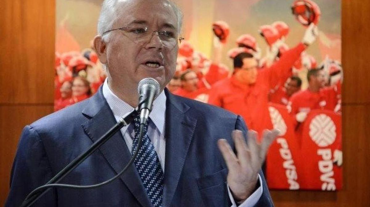 El embajador venezolano ante la ONU, Rafael Ramírez, habla durante una conferencia de prensa en Caracas, cuando era ministro de Petróleo.