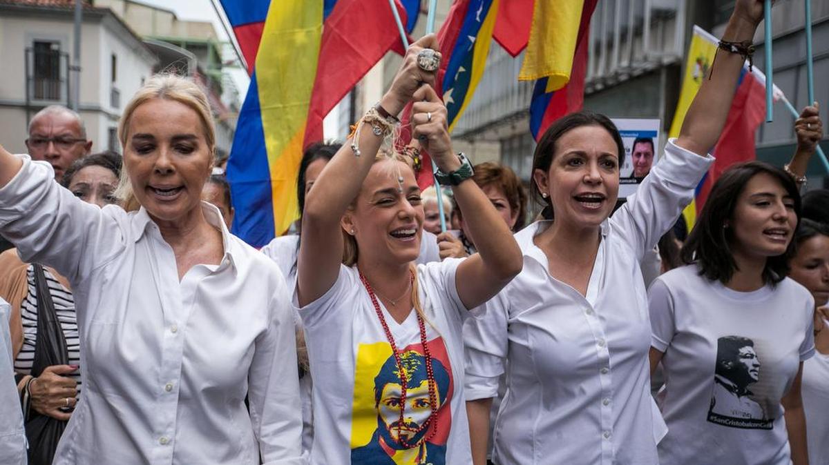 Lilian Tintori (2i) esposa del líder opositor preso Leopoldo López, acompañada de la dirigente opositora María Corina Machado (2d); la esposa del presidente del Parlamento venezolano, Henry Ramos Allup, Diana D’Agostino (i); y Patricia Gutiérrez de Ceballos (d), esposa del dirigente político Daniel Ceballos; participa en una manifestación el jueves 13 de octubre de 2016, en Caracas (Venezuela).