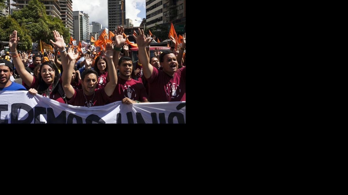 
Manifestantes participan el sábado 24 de enero de 2015, en las marchas convocadas por la alianza partidista opositora Mesa de la Unidad Democrática (MUD) en diferentes puntos de Caracas (Venezuela). La MUD convocó a la ciudadanía que rechaza al Gobierno de Nicolás Maduro a marchar desde tres puntos diferentes de la ciudad, uno de los cuales da acceso al centro de la ciudad y que ha sido bloqueado por la Policía antimotines, sin que se registren incidentes. 
