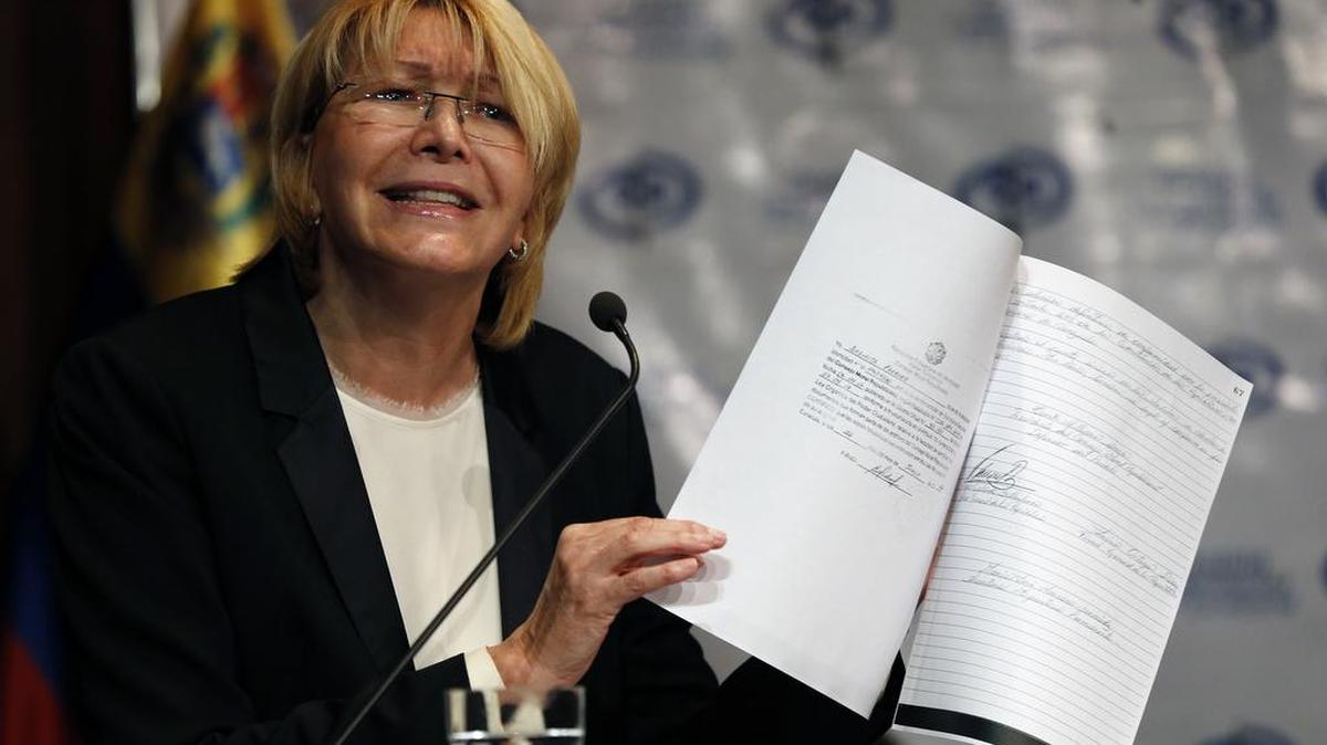 La fiscal general de Venezuela, Luisa Ortega Díaz, habla durante una conferencia de prensa en Caracas, Venezuela, el martes 4 de julio de 2017.