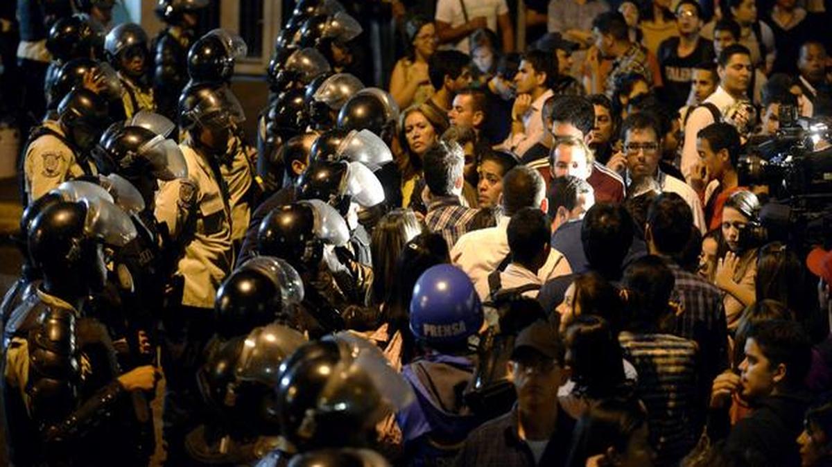 
Cientos de ciudadanos se congregaron la noche del jueves frente al edificio del Servicio Bolivariano de Inteligencia (Sebin), tras el arresto del alcalde de Caracas, Antonio Ledezma, uno de lo principales dirigentes de la oposición.
