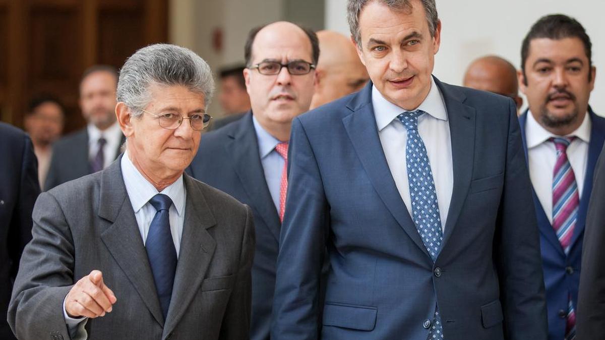 El expresidente de España Jose Luis Zapatero (d) sale de una reunión, acompañado del presidente de la Asamblea Nacional de Venezuela, Henry Ramos Allup (i) el jueves 19 de mayo del 2016, en Caracas (Venezuela).