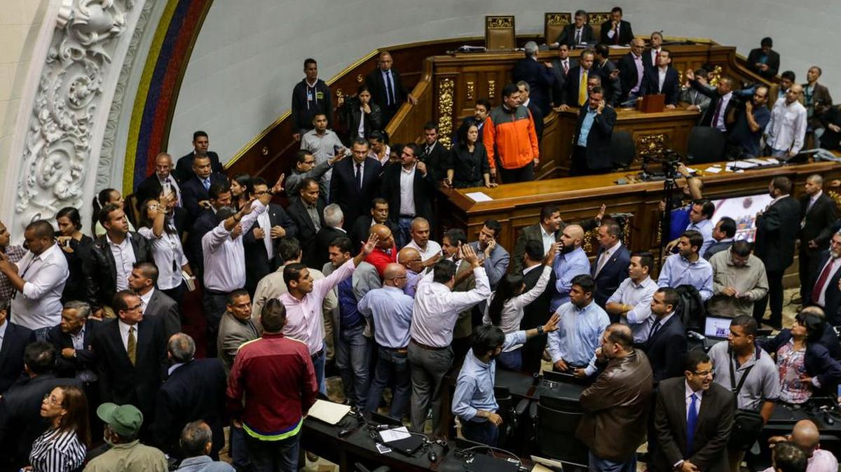 Decenas de chavistas entraron por la fuerza a la Asamblea Nacional e irrumpieron en la sesión que trataba la restitución de la Constitución, el orden constitucional y la democracia.