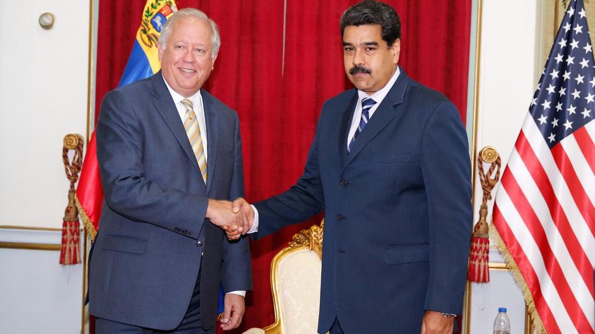 Fotografía del miércoles 22 de junio de 2016, del presidente de Venezuela, Nicolás Maduro (d) junto a el subsecretario de Estado de EEUU para Asuntos Políticos, Thomas Shannon, en Caracas (Venezuela).
