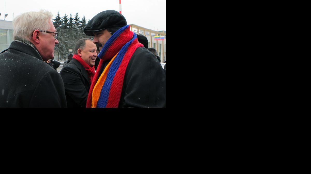 
El presidente de Venezuela, Nicolás Maduro, es recibido en Moscú, este lunes 5 de enero, por Sergey Alexeevich, viceministro de Relaciones Exteriores.


