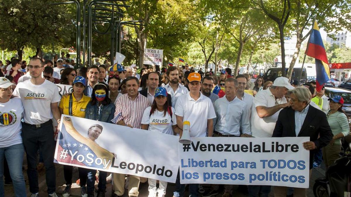 
Fotografía facilitada por el PP de su secretario Internacional y diputado por Madrid, José Ramón García Hernández (5i), durante la manifestación llevada a cabo en Madrid, para pedir la liberación del opositor Leopoldo López y de los presos políticos venezolanos, una marcha que ha contado con el apoyo de representantes políticos españoles del PP, PSOE, UPyD, Ciudadanos y Vox. 
