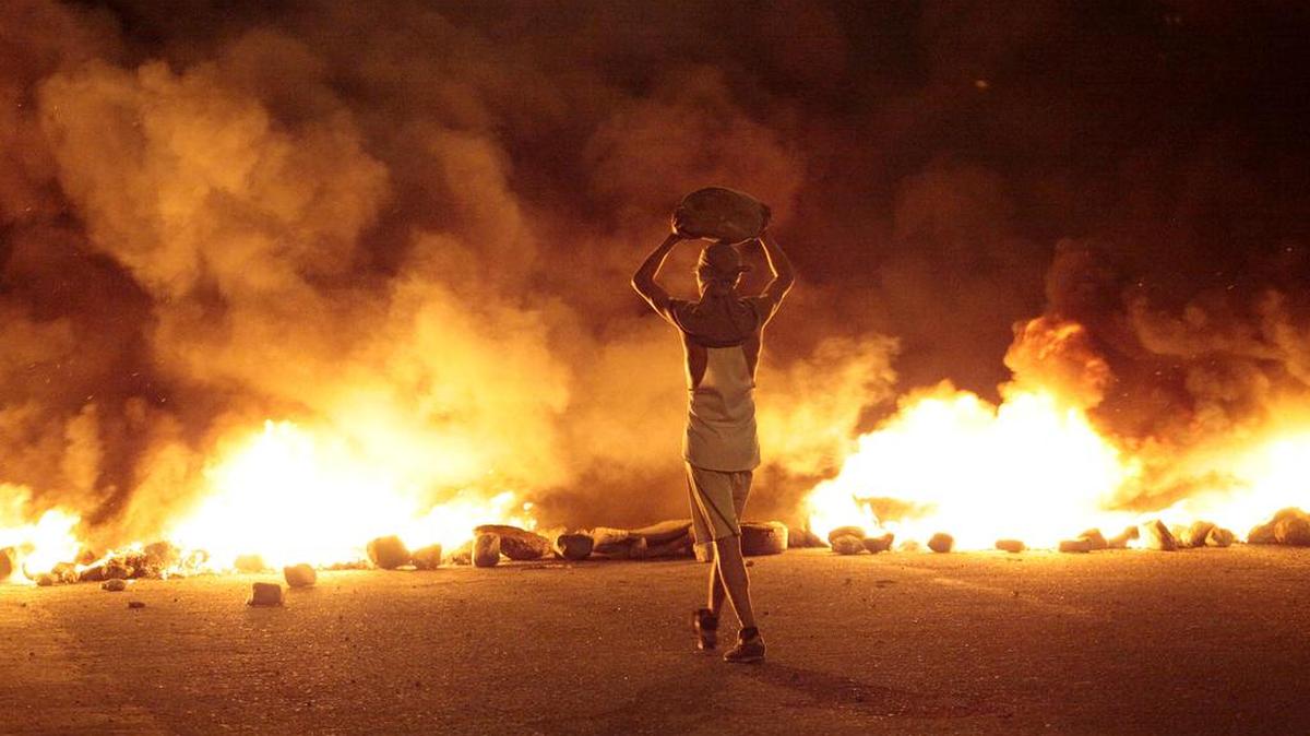 Un grupo de personas enciende fuego a una barricada en una manifestación el miércoles 12 de abril del 2017, en Barquisimeto (Venezuela).