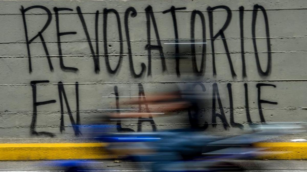 Un grafiti promocionando el referendo revocatorio contra el presidente Nicolás Maduro en una calle de Caracas.