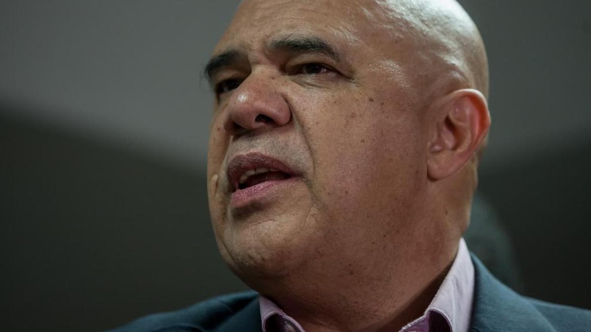 El secretario general de la coalición opositora Mesa de Unidad Democrática (MUD) Jesus Torrealba, asiste a una rueda de prensa donde el presidente de la Asamblea Nacional de Venezuela, Henry Ramos Allup, celebró el martes 31 de mayo del 2016, en Caracas.