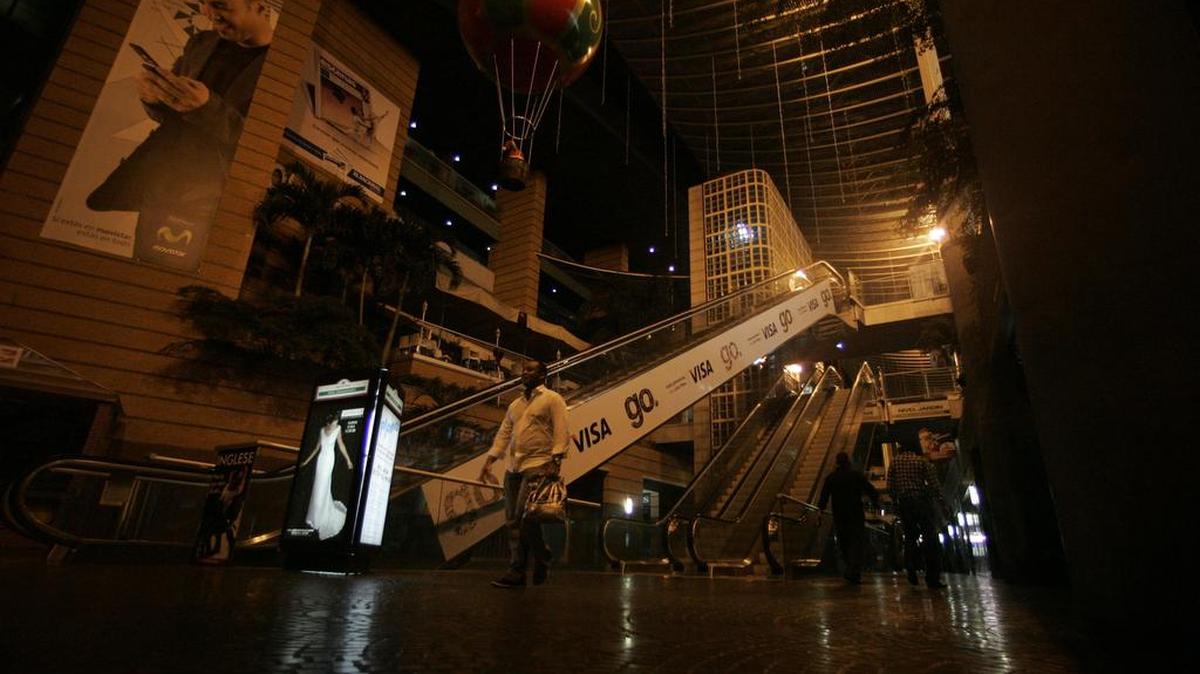 Esta imagen de archivo de enero de 2010 muestra un apagón en el centro comercial San Ignacio de Caracas.