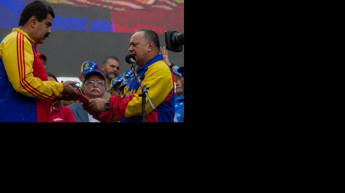 
El presidente de la Asamblea Nacional de Venezuela, Diosdado Cabello (d), entrega un documento al mandatario Nicolás Maduro (i) durante una ceremonia hoy, domingo 15 de marzo de 2015, en Caracas (Venezuela). 
