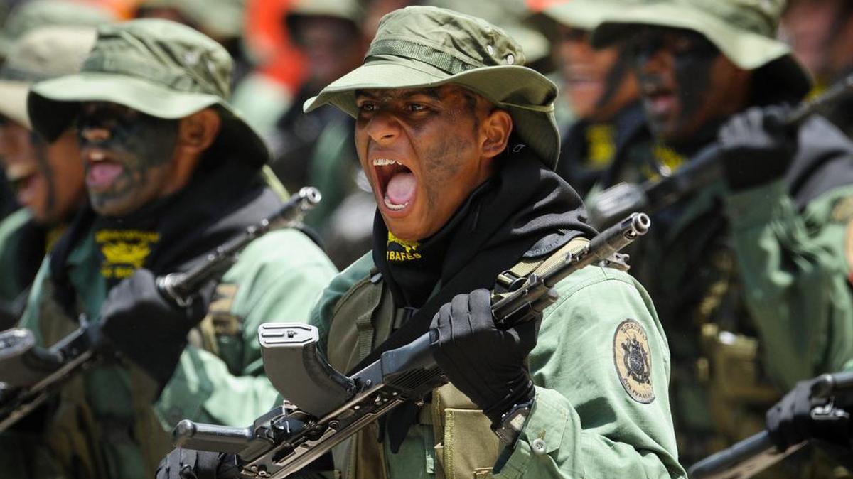 Militares venezolanos en un desfile en Caracas por el Bicentenario de Venezuela.