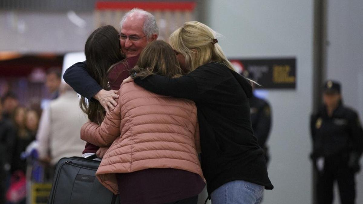 El dirigente opositor venezolano Antonio Ledezma se funde en un abrazo con su esposa Mitzy Capriles y sus dos hijas a su llegada al aeropuerto de Barajas, en Madrid, tras haber huido de Venezuela donde cumplïa un arrest domiciliario.