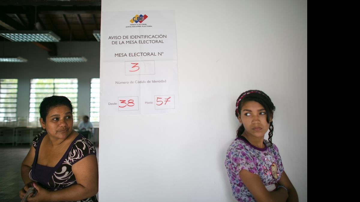 
Dos electoras esperan el domingo en un centro de votación para emitir su voto en las elecciones primarias oficialistas, en Caracas, que estuvieron signadas por un amplio despliegue propagandístico y una gran cobertura en los medios estatales.
