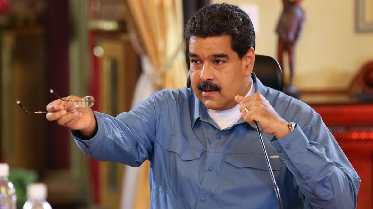 Fotografía cedida por Prensa de Miraflores el lunes 11 de julio de 2016, de el presidente de Venezuela, Nicolás Maduro, durante un consejo ministerial en el Palacio Miraflores en Caracas (Venezuela).