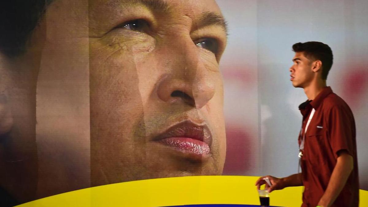 Retratro del ex presidente Hugo Chávez en el centro de prensa de la cumbre de los Países No Alineados, el 15 de septiembre, en Porlamar, Venezuela.