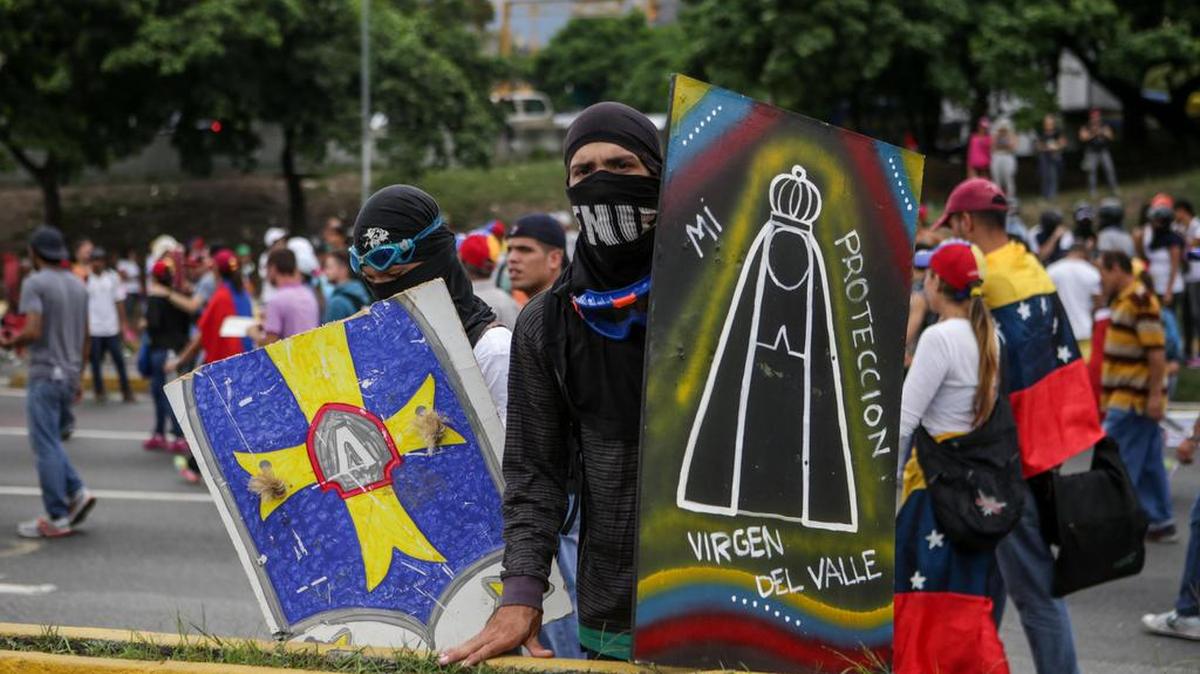 Opositores al gobierno de Venezuela participan en una manifestación el sábado 13 de mayo de 2017, en La ciudad Caracas (Venezuela). Los cuerpos de seguridad venezolanos dispersaron con gases lacrimógenos y bloquearon vías de varias de las movilizaciones organizadas por la oposición para unir a manifestantes de varios estados del país en protesta al Gobierno de Nicolás Maduro.