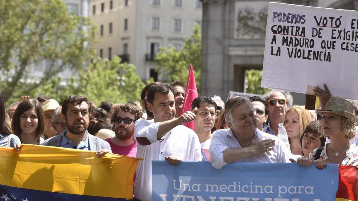 El vicesecretario de Organización y Electoral del Partido Popular, Fernando Martínez-Maillo (c), y Leopoldo López Gil (derecha), durante la manifestación convocada por la representación de la Mesa de la Unidad Venezolana en Madrid.
