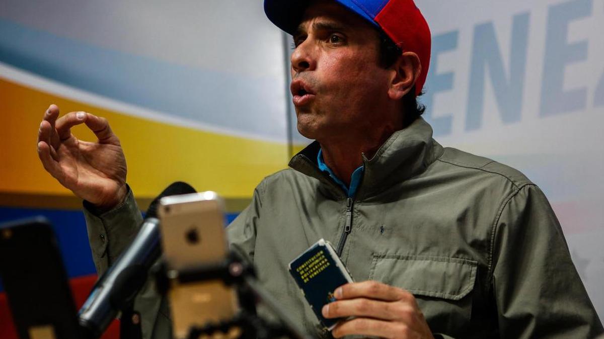 El gobernador del estado Miranda, Henrique Capriles, habla en una rueda de prensa el lunes 12 de Junio de 2017, en Caracas (Venezuela).
