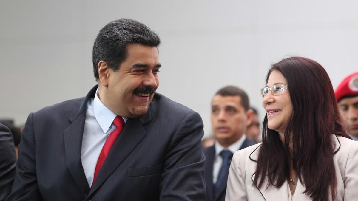 El presidente venezolano Nicolás Maduro y la primera Dama Cilia Flores durante la promulgación del presupuesto 2017 el viernes en Caracas.