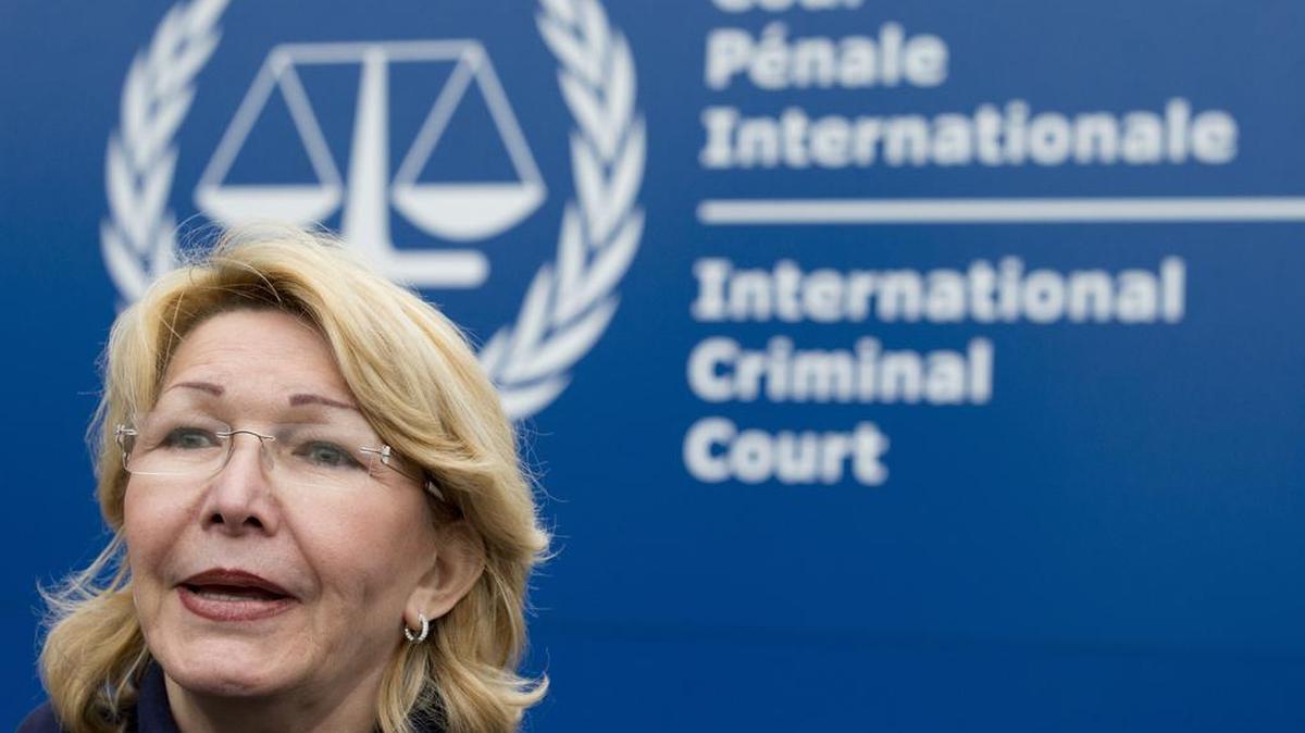 La ex fiscal venezolana Luisa Ortega tras presentar una denuncia contra Nicolás Maduro en la Corte Penal Internacional en La Haya.