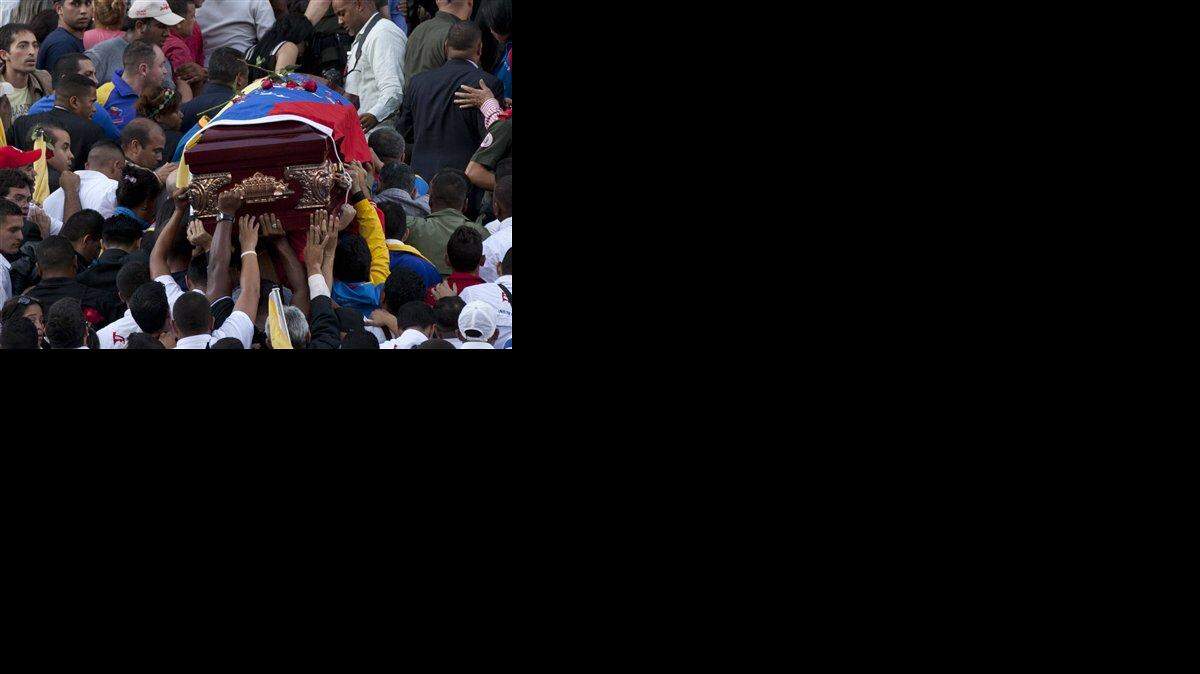 ARCHIVO - En esta foto del 2 de octubre de 2014, simpatizantes llevan el ataúd del asesinado diputado Robert Serra a su llegada a la Asamblea Nacional en Caracas, Venezuela.