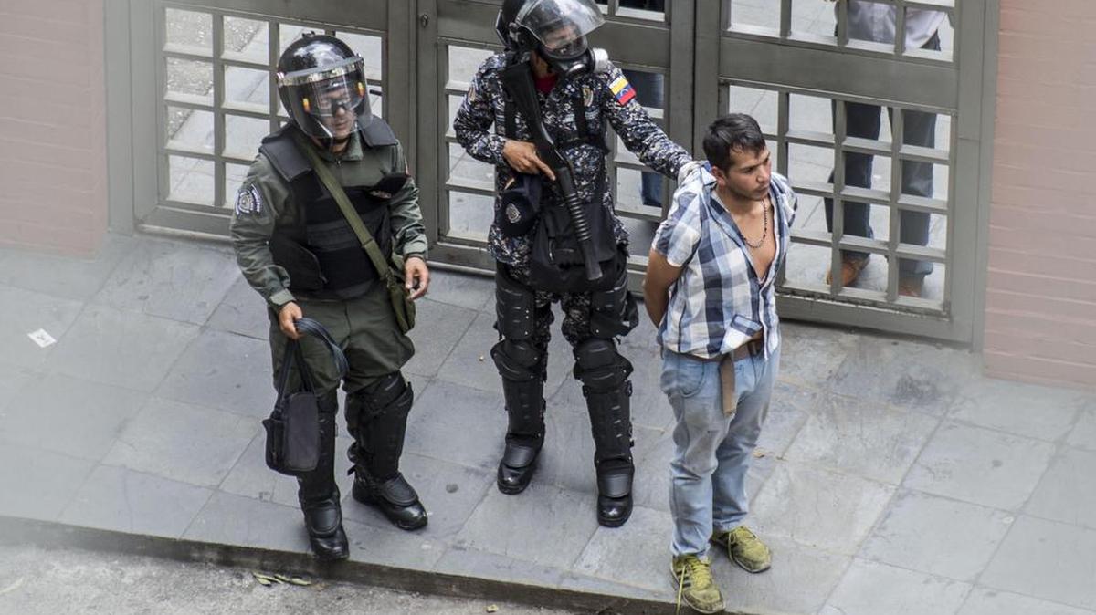 Una persona es detenida por la Guardia Nacional Bolivariana (GNB) en las inmediaciones de la planta televisiva estatal VTV durante el paro general de 24 horas convocado por la oposición el jueves 20 de julio de 2017, en Caracas (Venezuela).