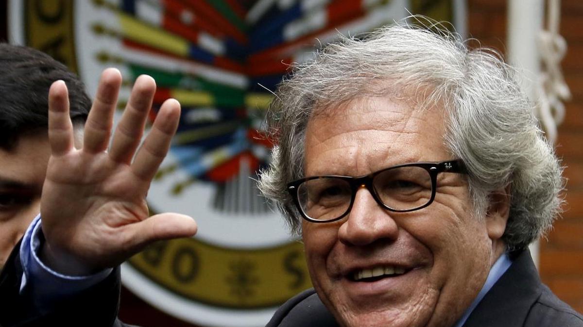 El secretario de la Organización de Estados Americanos (OEA) Luis Almagro asiste el viernes 21 de abril de 2017, a una reunión con senadores opositores al proyecto de enmienda, en la sede de la OEA en Asunción (Paraguay).