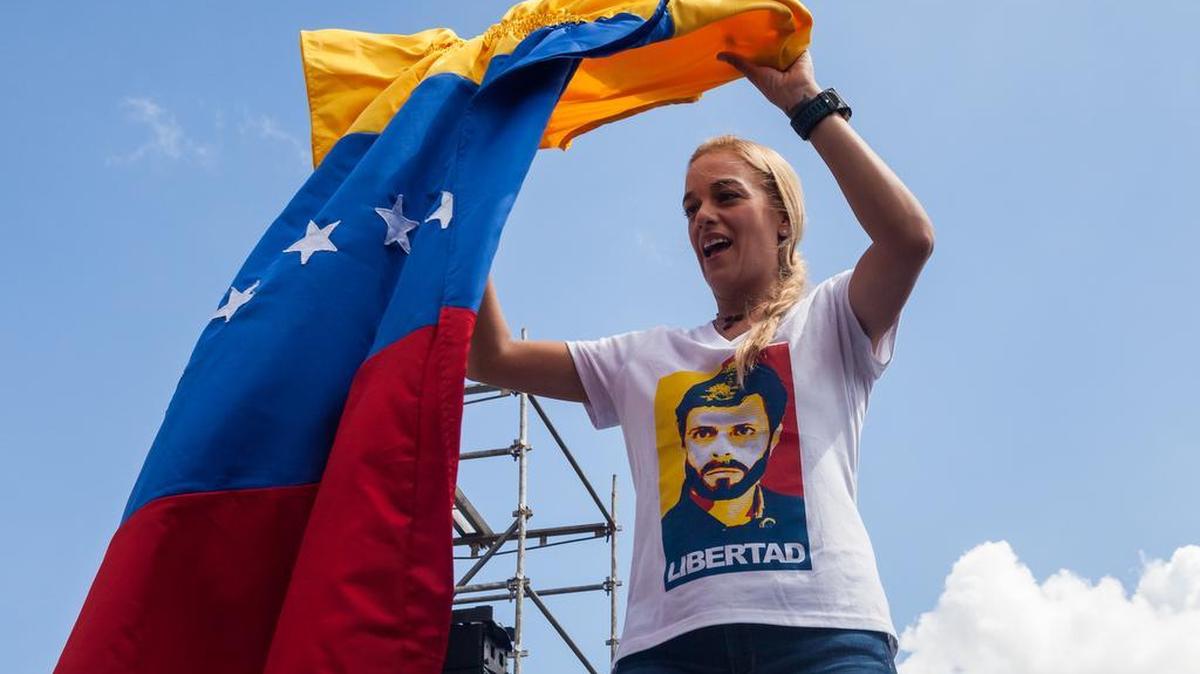 Lilian Tintori (c), esposa del líder opositor Leopoldo López, asiste a un acto de campaña hoy, domingo 29 de noviembre de 2015, en Caracas (Venezuela). El último fin de semana de la campaña electoral para las elecciones legislativas de Venezuela del 6 de diciembre no registra demasiadas concentraciones de calle dado que tanto los oficialistas como los opositores han privilegiado promocionarse a través de los medios de comunicación y las redes sociales.