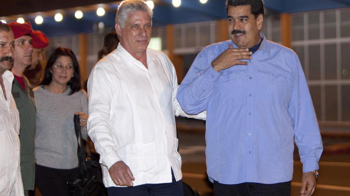 El presidente de Venezuela, Nicolás Maduro, derecha, es recibido por el vicepresidente de Cuba, Miguel Díaz Canel a su llegada al aeropuerto José Martí.