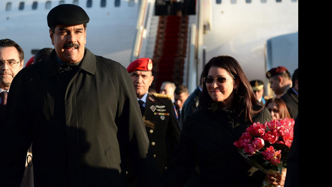 
 El presidente de Venezuela, Nicolás Maduro (izda), y su mujer Cilia Flores a su llegada al aeropuerto Vnúkovo en Moscú (Rusia) hoy, viernes 8 de mayo de 2015.
