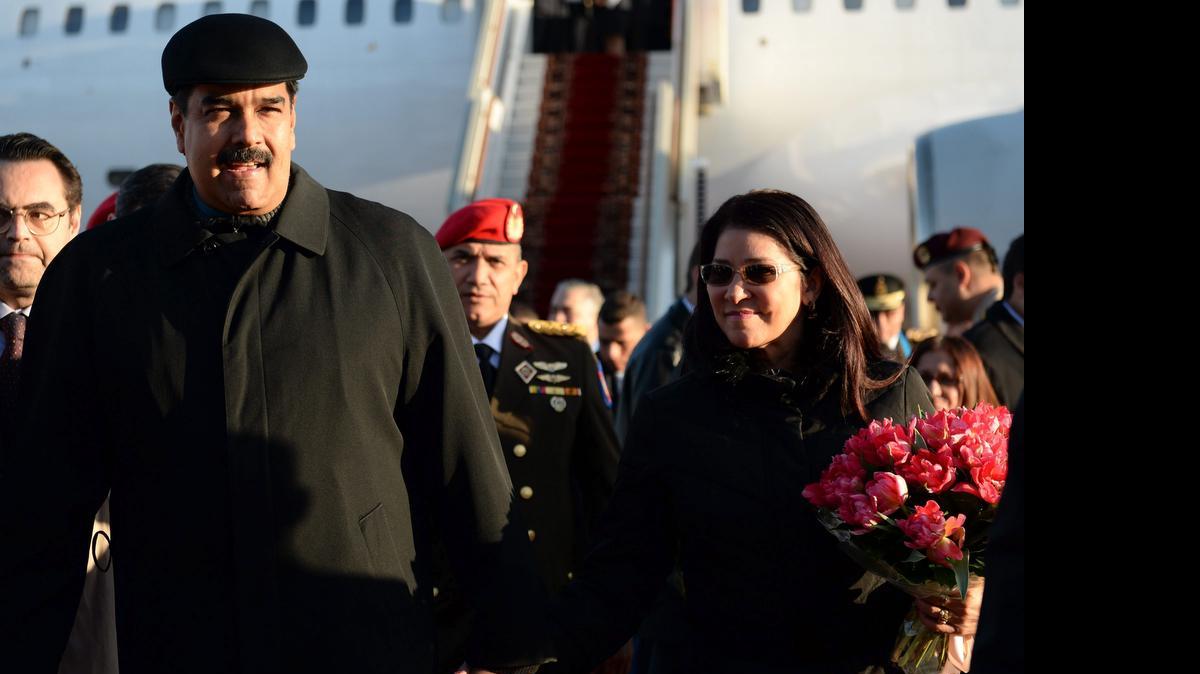 
 El presidente de Venezuela, Nicolás Maduro (izda), y su mujer Cilia Flores a su llegada al aeropuerto Vnúkovo en Moscú (Rusia) hoy, viernes 8 de mayo de 2015.
