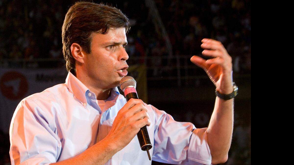 
El opositor venezolano Leopoldo López ofrece un discurso en el 2009 durante el lanzamiento de su organización política Voluntad Popular.
