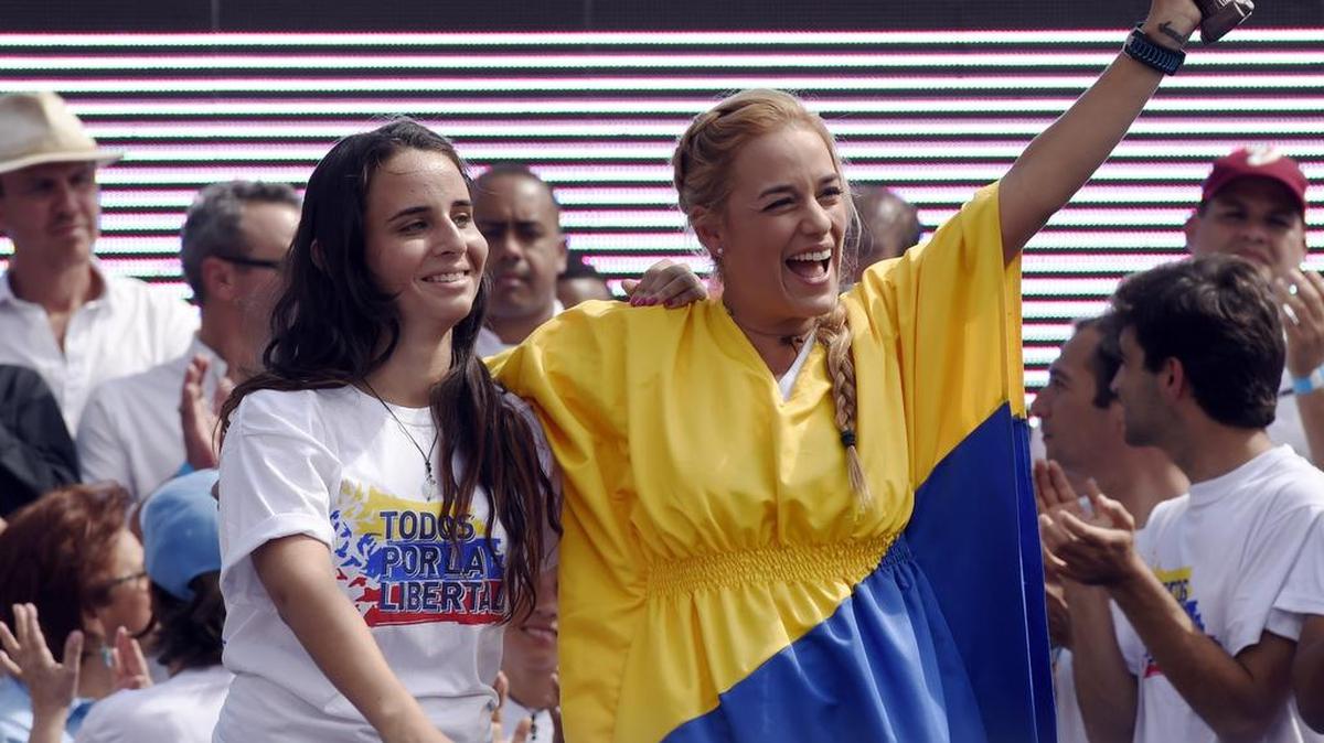 Lilian Tintori abraza a una simpatizante durante un acto de campaña.
