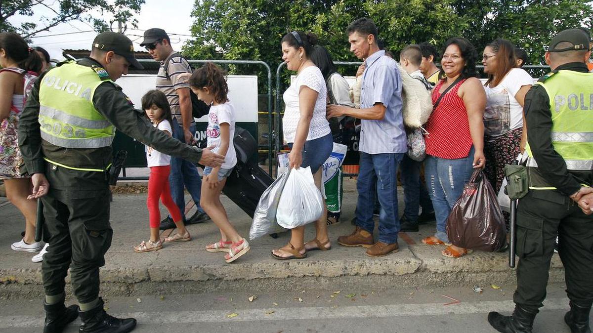 Ciudadanos venezolanos regresan luego de hacer compras el domingo 17 de julio de 2016, en Cúcuta (Colombia).