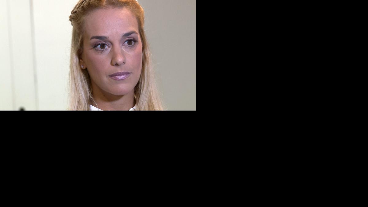 
Lilian Tintori, esposa del líder opositor Leopoldo López, es fotografiada durante una entrevista hoy, jueves 5 de marzo de 2015, en Miami .Tintori afirmó que López continúa "fuerte y firme" tras un año en la cárcel de Ramo Verde (Venezuela), y advirtió al Gobierno de Nicolás Maduro que el líder de Voluntad Popular (VP) nunca va a abandonar Venezuela. 
