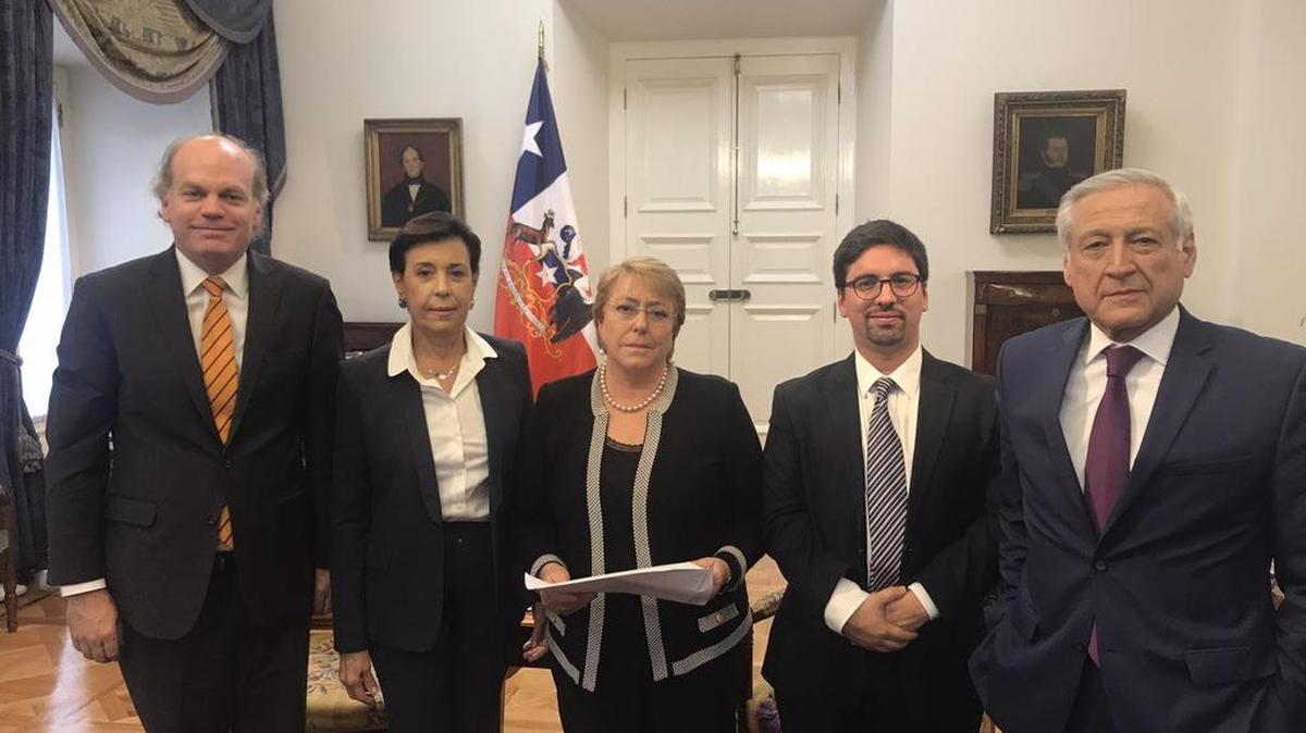 La presidenta de Chile, Michelle Bachelet (centro), recibió a la madre del líder opositor venezolano Leopoldo López, Antonieta Mendoza, al vicepresidente de la Asamblea Nacional de Venezuela, Freddy Guevara (2do, der.) y estuvo presente además el canciller chileno Heraldo Muñoz (der.).