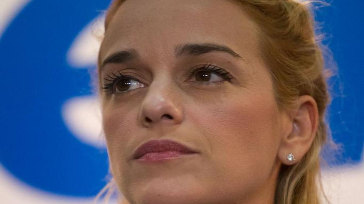 Lilian Tintori, esposa del líder opositor venezolano encarcelado Leopoldo Lopez, participa en un acto con candidatos a diputados de la coalición opositora Mesa de Unidad Democrática (MUD) hoy, domingo 6 de diciembre de 2015, en la ciudad de Caracas (Venezuela). La plataforma opositora Mesa de la Unidad Democrática (MUD) rechazó hoy la medida del Consejo Nacional Electoral (CNE) de extender del horario de cierre de las mesas de votación por una hora más. "Efectivamente se está pasando por encima de la ley", dijo a periodistas el secretario ejecutivo de la MUD, Jesús Torrealba, luego de que la rectora del CNE Sandra Oblitas anunciara la prórroga de una hora del cierre de los centros de sufragio desde las 18.00 hora local (22.30 GMT) hasta las 19.00 (23.30 GMT).