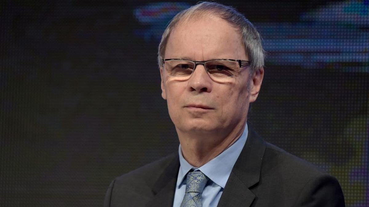El Premio Nobel de Economía, Jean Tirole, ve durante una conferencia sobre "Rotura tecnológica y desigualdades" en el Ministerio de Economía en París el 21 de noviembre de 2017.