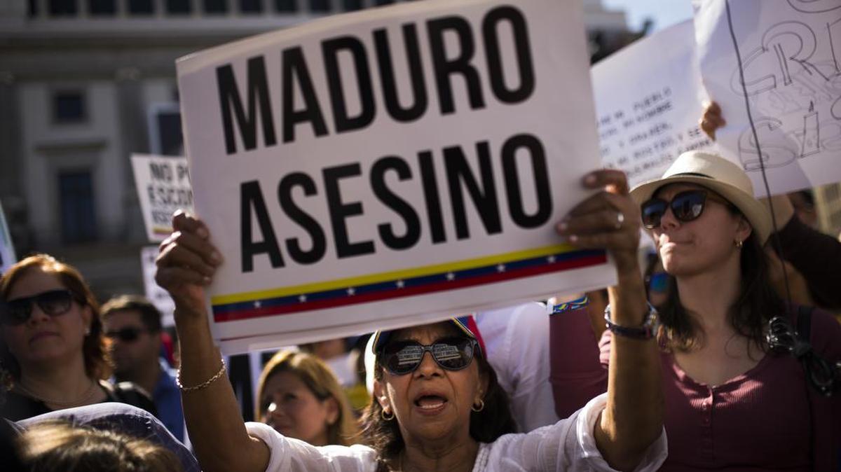 Casi un millar de opositores al Gobierno venezolano se concentraron este sábado en Madrid para solicitar a la comunidad internacional una mayor condena al presidente de su país, Nicolás Maduro, y sanciones específicas que conduzcan a recuperar “el hilo constitucional” en Venezuela.