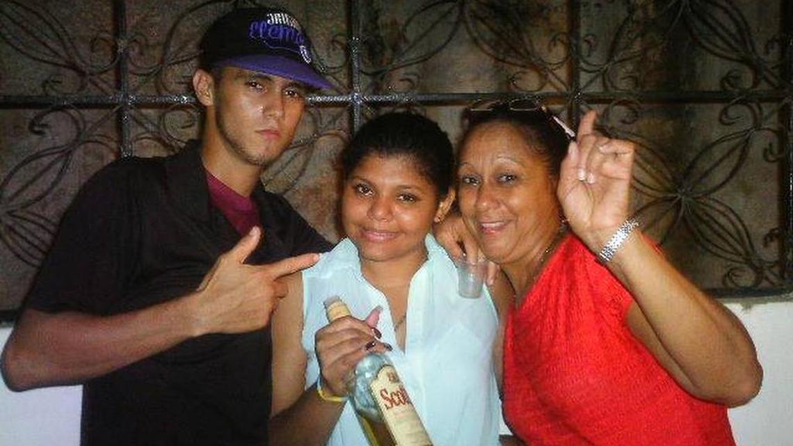 Olexi Marrero Arocha con su esposa y su madre en una fotografía que publicó en Facebook.