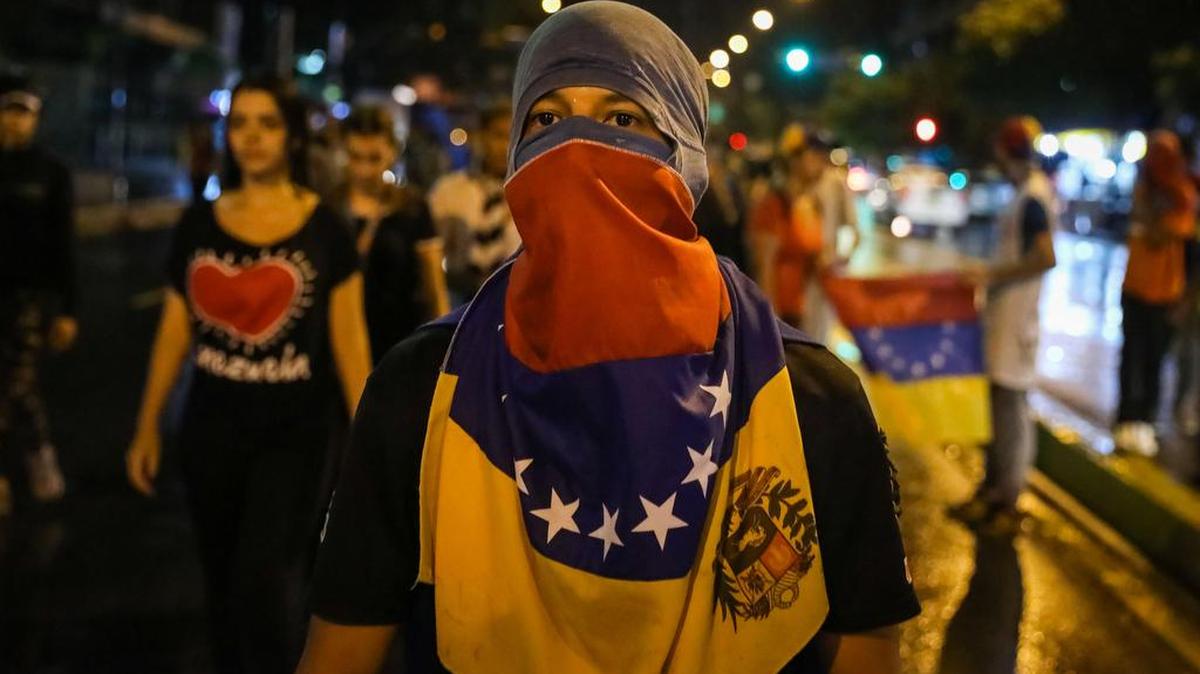 Un grupo de personas participa en una manifestación el martes 20 de junio del 2017, en Caracas (Venezuela).