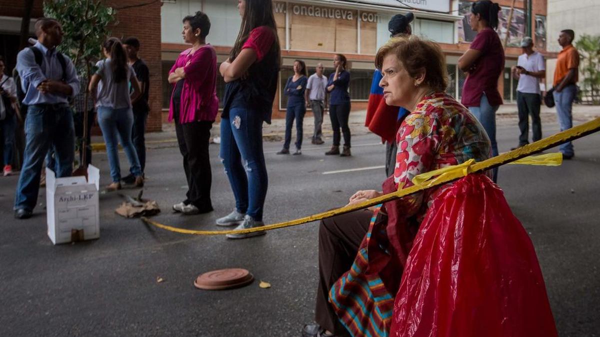 Un grupo de personas participa en una manifestación el martes 2 de mayo de 2017, en Caracas (Venezuela).