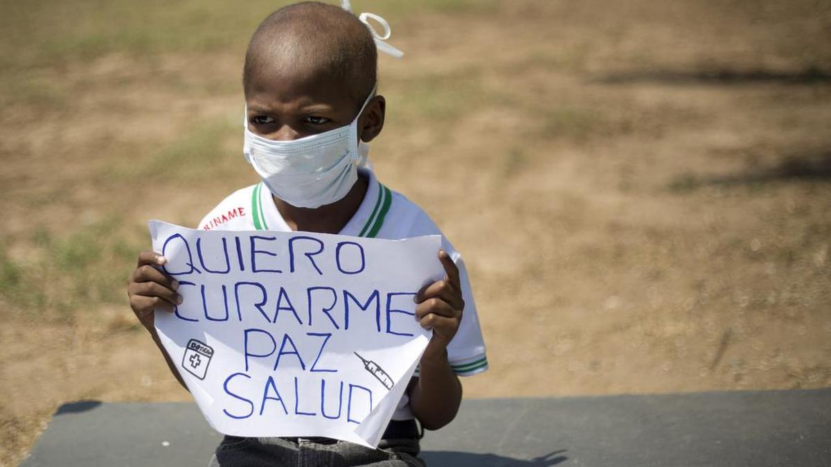 Oliver Sánchez, que padecía una grave enfermedad, pide ayuda durante una protesta por la escasez de medicinas en Caracas en febrero. Pero Oliver, que fuera un símbolo del agudo problema de salud en Venezuela, perdió la vida en espera de medicinas.