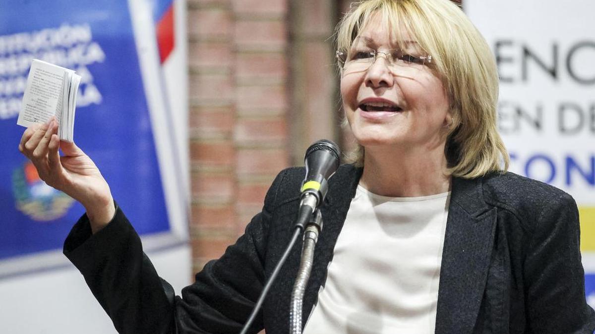 Luisa Ortega habla durante el foro "Encuentro en defensa de la Constitución" el domingo 6 de agosto de 2017, en Caracas (Venezuela).